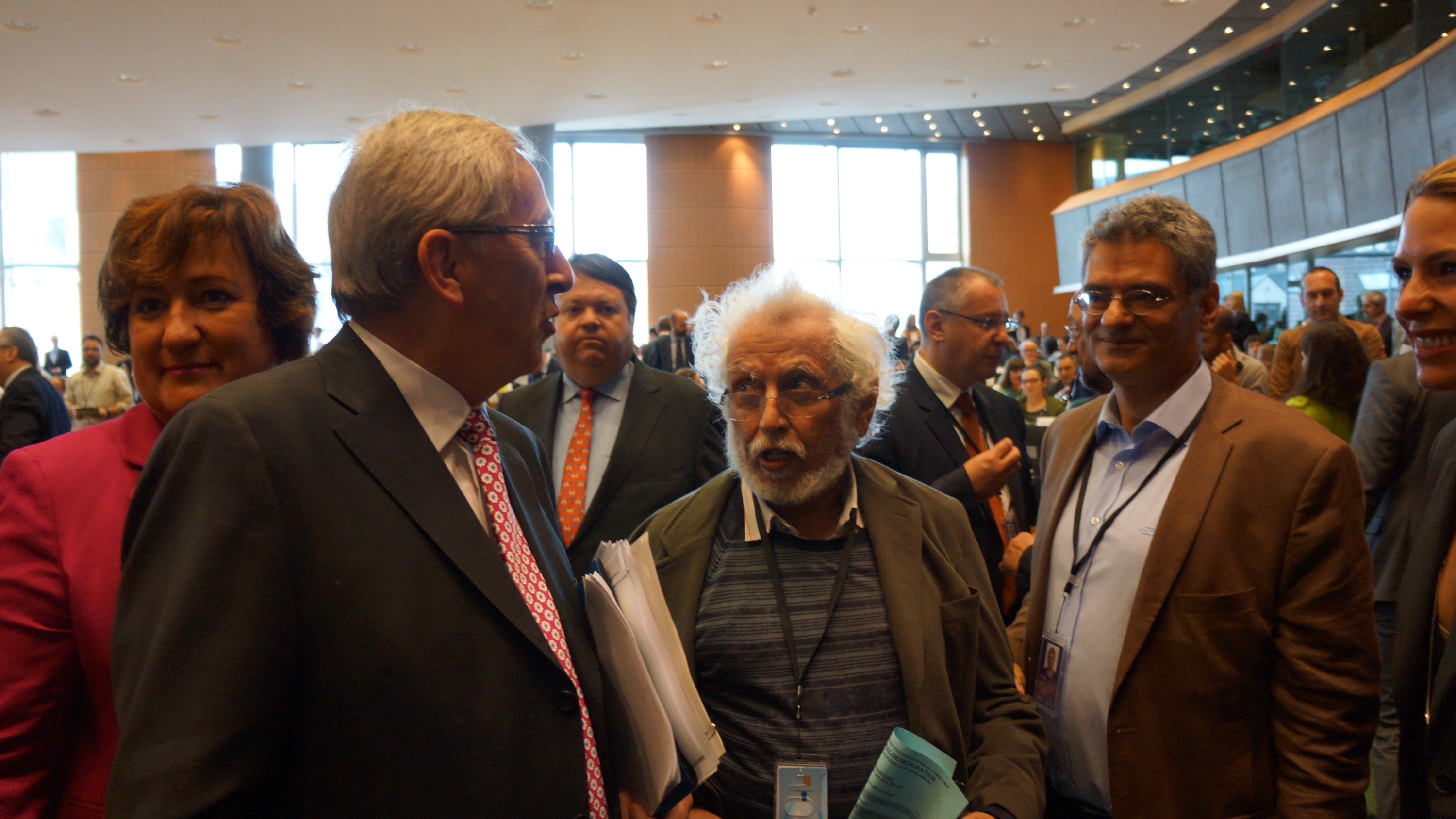 Γιούνκερ: «Αντιστάθηκα στην έξοδο της Ελλάδας από το ευρώ»